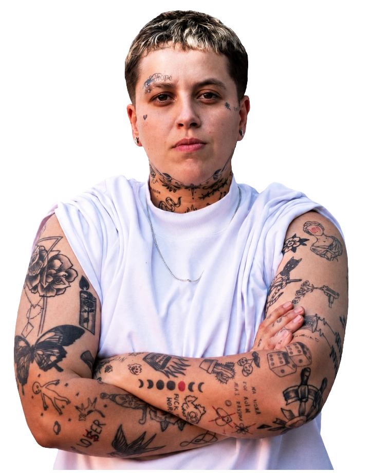 Kah Perez de braços cruzados
